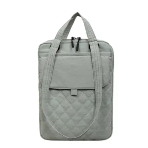 Borsa shopper in nylon matelassato grigio con due manici per il lavoro quotidiano.