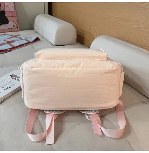 Rosa leichter Schulrucksack Detailansicht, atmungsaktive Schultergurte für den Alltag.