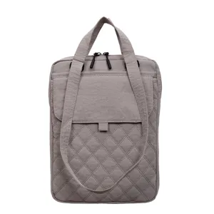 Vista dettagliata della pratica borsa tote per laptop in nylon trapuntato con tasca.