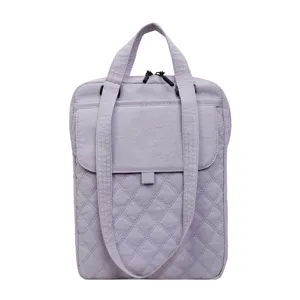 Dettaglio borsa shopper in nylon trapuntato viola chiaro con motivo a rombi e due manici.