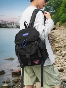 Modischer Outdoor Rucksack mit grossem Fassungsvermoegen fuer Schule, Reisen und Wandern.