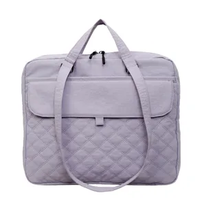 Primo piano dettaglio della borsa per laptop in nylon trapuntato viola chiaro con cuciture.