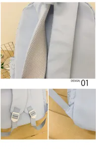 Gros plan détaillé d'un sac à dos bleu clair montrant des bretelles en maille et boucles réglables.