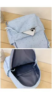 Détail de sac à dos avec motif cœurs, poche zippée à l'avant et doublure intérieure spacieuse.