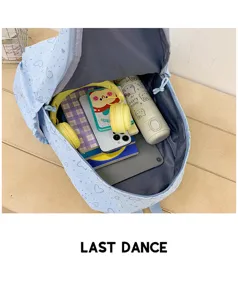 Vue détaillée de l'intérieur du sac à dos d'étudiant bleu avec un grand espace de rangement.
