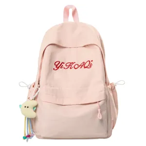 Rosa Schülerrucksack Detailansicht, niedliches gesticktes Buchstaben-Design mit Anhänger