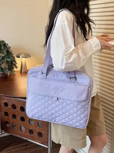 Borsa shopper trapuntata in nylon viola chiaro da donna, elegante borsa per laptop casual.