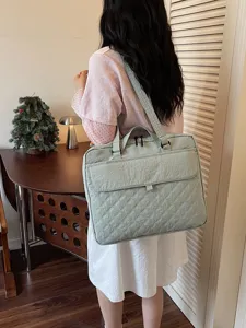Borsa shopper trapuntata in nylon verde da donna, elegante borsa a tracolla casual per laptop.