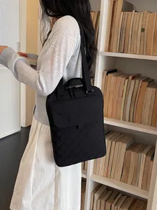 Borsa shopper trapuntata in nylon nero da donna, borsa tracolla casual per laptop elegante.