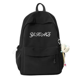 Klassischer schwarzer Schulrucksack für den Alltag, minimalistisches Design mit Stickerei.
