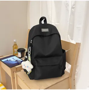 Vista dettagliata dello zaino scolastico casual in nylon nero con ampi scomparti e toppa.