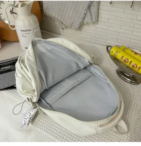 Weißer Leder Freizeit Schulrucksack Detailansicht mit Innenfächern und geräumigem Design.