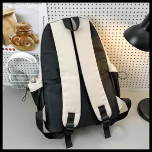Sac à dos contrasté noir et blanc élégant pour l'école et le voyage, spacieux et résistant.