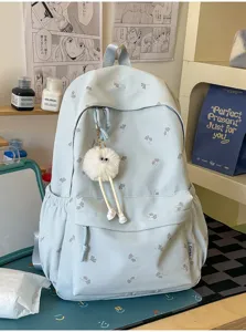 Süßer hellblauer Schulrucksack mit Ahornblatt-Druck und flauschigem Plüsch-Anhänger.