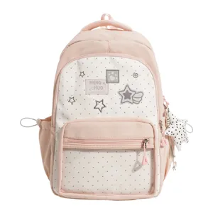 Nahaufnahme des süßen rosa Polka-Dot Rucksacks mit Sternaufnähern auf der Vorderseite.