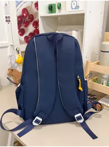 Mochila escolar casual de nailon azul oscuro con correas ajustables y varios bolsillos.