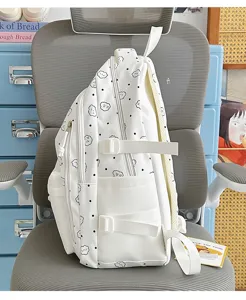 Weißer Schulrucksack mit Wolkenmuster Großraum Schüler Tasche Seitenansicht Detail