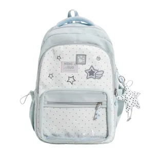 Nahaufnahme des süßen japanischen Polka-Dot-Schulrucksacks mit Sternanhänger und Fronttasche.