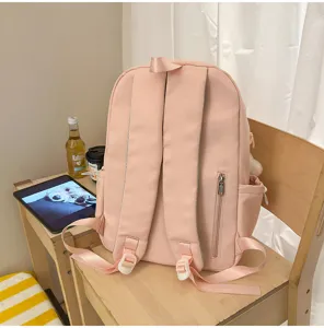 Vista dettagliata dello zaino rosa in nylon con spallacci regolabili e tasche laterali pratiche.