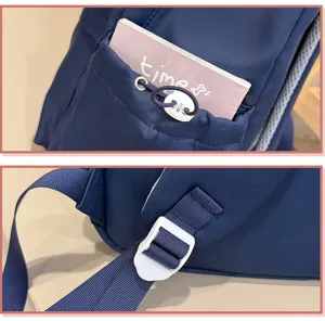 Detalle de mochila escolar informal minimalista con hebilla ajustable y bolsillo delantero.
