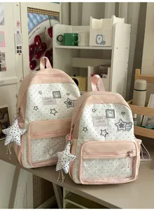 Detalle de mochila de lunares rosas con bolsillo frontal transparente, colgante y dos tamaños.
