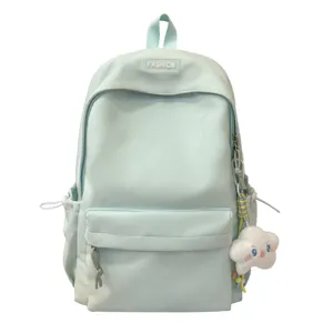 Zaino minimalista in nylon azzurro chiaro per studenti con simpatico ciondolo a nuvola.