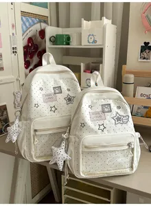 Vista detallada de la mochila ita blanca con lunares y estrellas y bolsillo transparente escritorio
