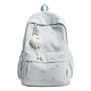 Nahaufnahme des hellblauen Rucksacks mit niedlichem Blattmuster und flauschigem Anhänger.