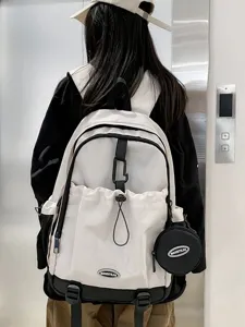 Sac a dos plisse grande capacite pour femme, ideal pour randonnee et etudes quotidiennes.
