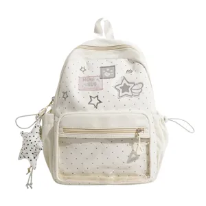 Detalles de mochila ita blanca con lunares, ventana frontal transparente y colgante de estrella.