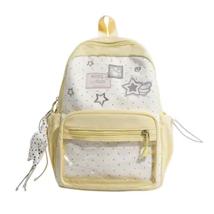 Detalle del bolsillo transparente en la linda mochila de lunares y estrellas para diario.