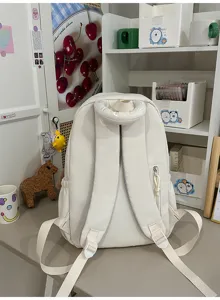 Cremeweißer Schulrucksack Detail mit verstellbaren Trägern, Seitentasche und robustem Griff.