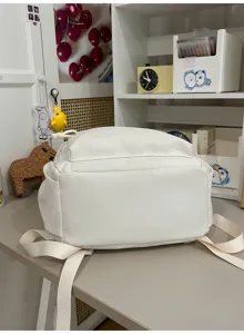 Weißer Canvas Rucksack Detailansicht mit Gurten und sauberer Fronttasche für Schüler.