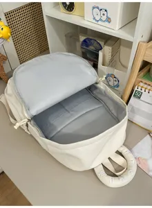 Detailansicht des großen Studentenrucksacks mit Innenraum und mehreren praktischen Fächern.