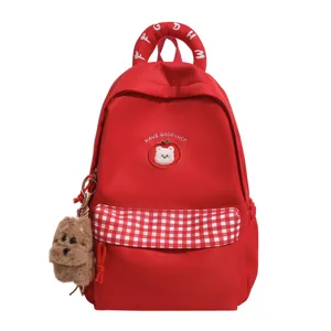 Roter süßer Karo-Rucksack mit Bärenstickerei und hübschem Welpen-Schlüsselanhänger für Schüler.
