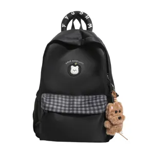 Schwarzer Rucksack mit karierter Vordertasche und einem süßen Bären-Stickerei-Detail.