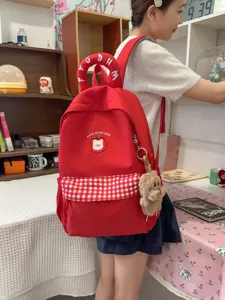 Niedlicher roter Schulrucksack aus Segeltuch mit Karo-Tasche und Bärenaufnäher für Schüler