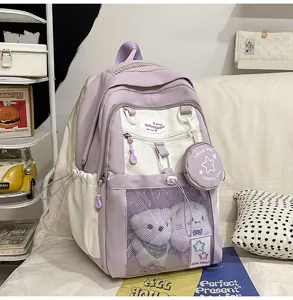 Vue detaillee du sac a dos etudiant violet avec poche en filet et adorables jouets en peluche.