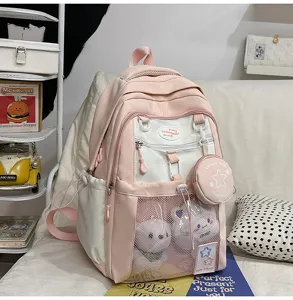 Vue détaillée du joli sac à dos étudiant rose et blanc avec une poche filet transparente.