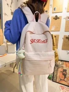 Leichter rosa Schulrucksack für Mädchen mit süßem Mondanhänger und Buchstabenstickerei.