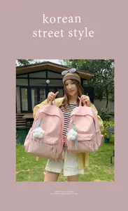 Detailansicht des rosa Stern-Schulrucksacks mit süßem Plüsch-Anhänger, geräumig und leicht.