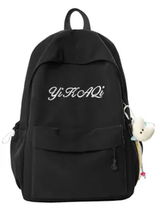 Stilisierter schwarzer minimalistischer Rucksack mit Stickerei und Anhänger für Schule.