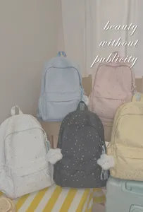 Detailansicht süßer Sternenmuster Rucksack für Schüler mit Plüschanhänger, große Kapazität.