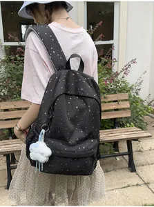 Detailansicht des stylischen schwarzen Rucksacks mit Sternenmuster für den Alltag.