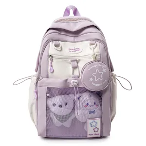 Vue détaillée du joli cartable d'étudiant violet et blanc avec poche avant en filet.