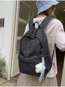 Schwarzer schulrucksack mit sternen muster, süßer anhänger, große freizeit tasche.