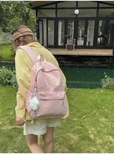 Rosa Schultasche Detailansicht, niedlicher Sternenmuster Stoff, Outdoor Lifestyle Szene Rucksack.