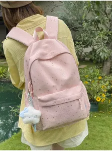 Rosa Rucksack mit Sternenmuster und süßem Wolkenanhänger, ideal für den Schulalltag.
