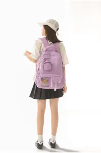 Primo piano di uno zaino in nylon viola chiaro con tasca frontale trasparente per esposizione.