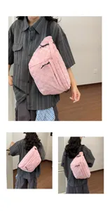 Rosa gewebte Umhängetasche Brusttasche Detail, lässige Nylon Schultertasche Nahaufnahme.